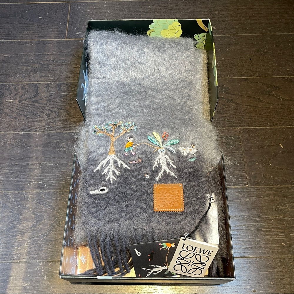 BNWT Loewe x Suna Fujita Scarf With Mandrake Embroidery in grey HTF
